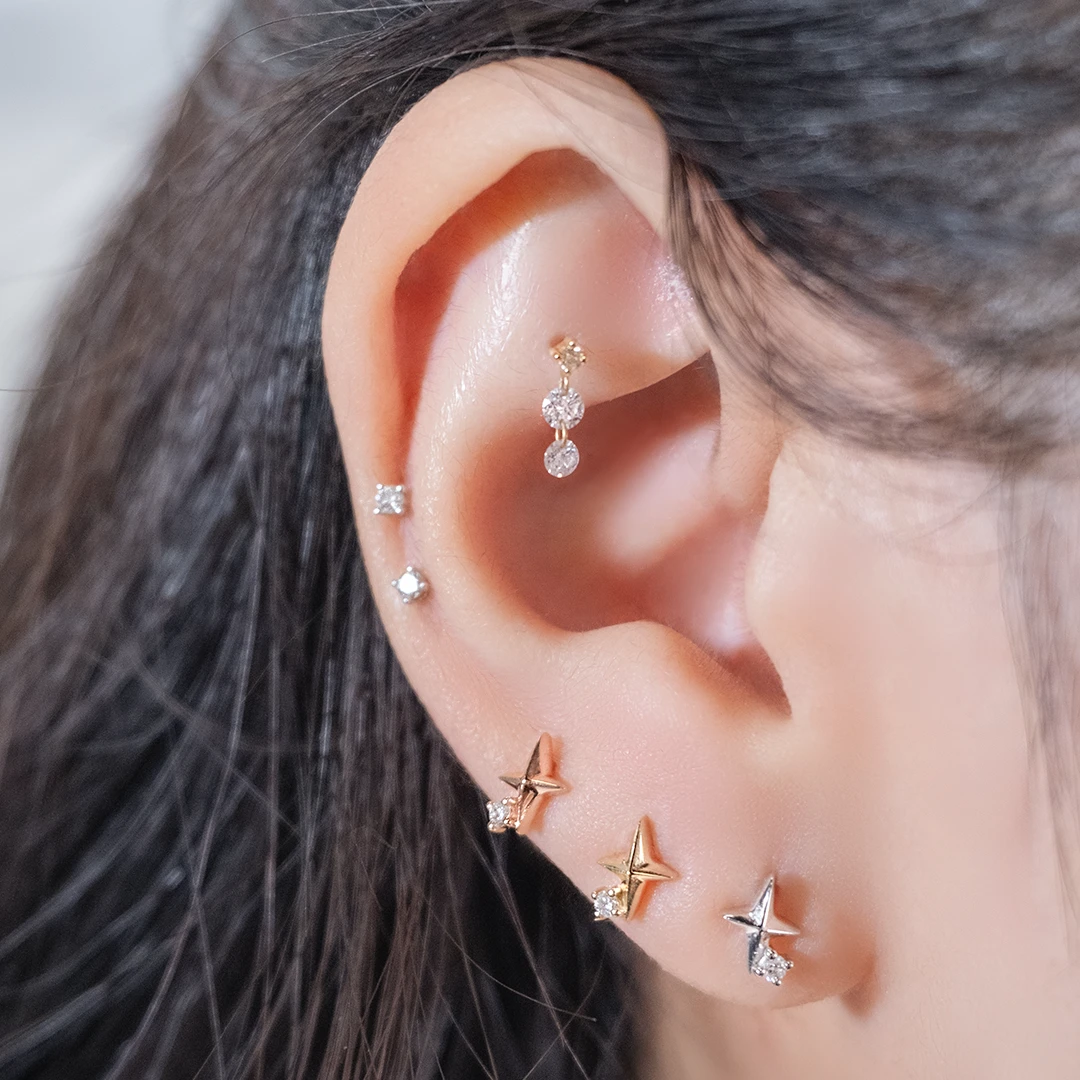 Model showcasing dangle diamond flatback, chic everyday look. 銅鑼灣耳環 灣仔 18k純金 時尚日常